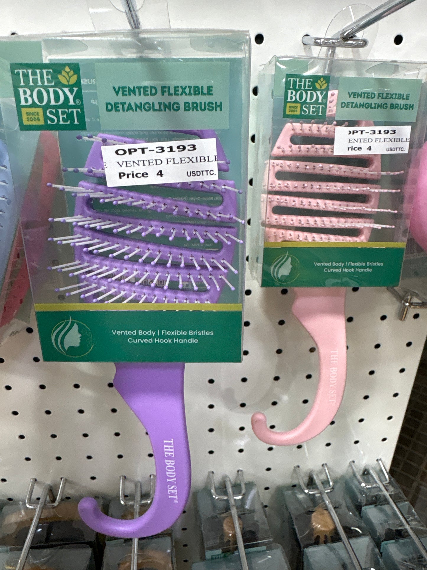 Vented flexible detangling brush